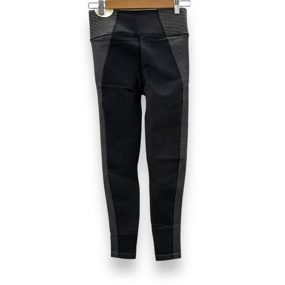 Offline by aerie Gray &‎ White Striped Mid Rise 7/8 Ankle Leggings Sz S NEW - Picture 4 of 11